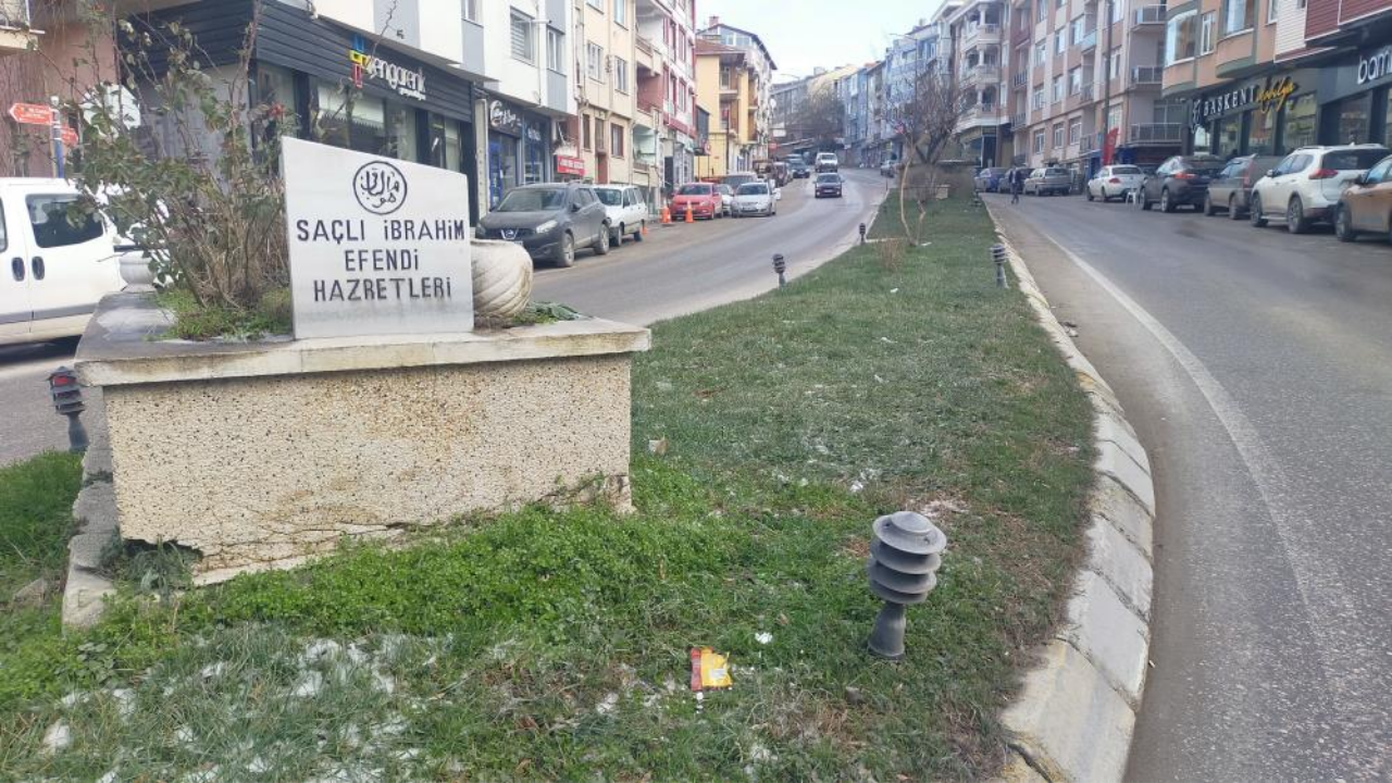 Cadde ortasındaki mezarlar görenleri şaşırtıyor